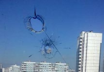 Простреленное окно в квартире Андрея Ростовцева. Фото из его Фейсбука