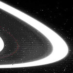 Новонайденное кольцо Сатурна S/2004 1R (оно обозначено красноватым пунктиром). Фото NASA