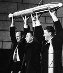Модель "Эксплорера-1", которую на своих руках держат руководитель Лаборатории реактивного движения NASA Уильям Пикеринг (William Pickering), Ван Аллен и пионер ракетостроения Вернер фон Браун (Wernher von Braun). Фото с сайта www.jpl.nasa.gov