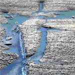 Гладкие, помеченные синим цветом области в глубине марсианского кратера могут оказаться небольшими водоемами. Размер участка составляет приблизительно один квадратный метр. Изображение: Рон Левин с сайта New Scientist