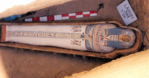 Одна из найденных мумий в деревянном саркофаге. Фото Supreme Council of Antiquities (SCA) с сайта http://drhawass.com/