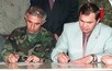 Хасавюрт, 31 августа 1996 года. Аслан Масхадов и Александр Лебедь подписывают мирные соглашения. Фото из архива AP