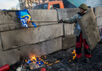 Майдановец сжигает флаг Партии регионов в центре Киева. Фото: А.Стенин/РИА "Новости"