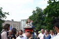 Митинг в День России 12 июня 2005 года. Участники митинга прощаются с милицией. Фото Граней.Ру
