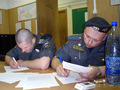 Сотрудники ОВД "Замоскворечье" составляют протоколы. Фото Анастасии Рыбаченко