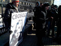 "Православный активист" читает текст про сатану на пикете в защиту Pussy Riot. Фото Юрия Тимофеева/Грани.Ру