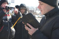 "Православный активист" читает Библию около пикета у ФСИН. Фото Ю.Тимофеева/Грани.Ру