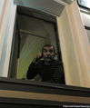Лев Пономарев в окне захваченного здания ЗПЧ. Фото Дмитрия Борко/Грани.ру