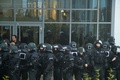 Полиция охраняет вход на конференцию в Лейпциге. Фото: VICE.com