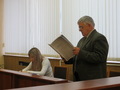 Секретарь суда и Владимир Безменов. Фото Елены Санниковой