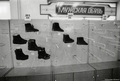 "Широкий ассортимент" в отделе обуви города Кашина (Тверская область). 1990 г. Фото Дмитрия Борко