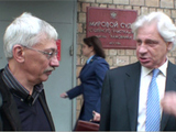 Олег Орлов и Генри Резник перед первым заседанием нового суда. Кадр Грани-ТВ