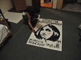 Лусинэ Джанян рисует плакат для пикета в защиту Надежды Толоконниковой