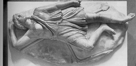 "Смерть амазонки". Фрагмент римской копии скульптурной композиции с Афинского акрополя (ныне хранится в музее Неаполя). Фото с сайта www.classics.uga.edu
