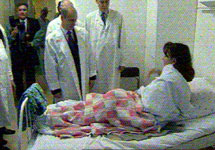 Владимир Путин в больнице у освобожденных заложников. Съемки ТВС