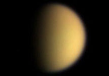 Титан в естественном цвете. Фото NASA/JPL/Space Science Institute