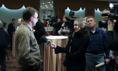 Журналисты берут интервью у победителя конкурса. Фото: Грани.Ру