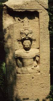 Фигура в нише из Пьедрас-Неграса с календарем майя. Фото с сайта members.aol.com/cabrakan/maya1.htm
